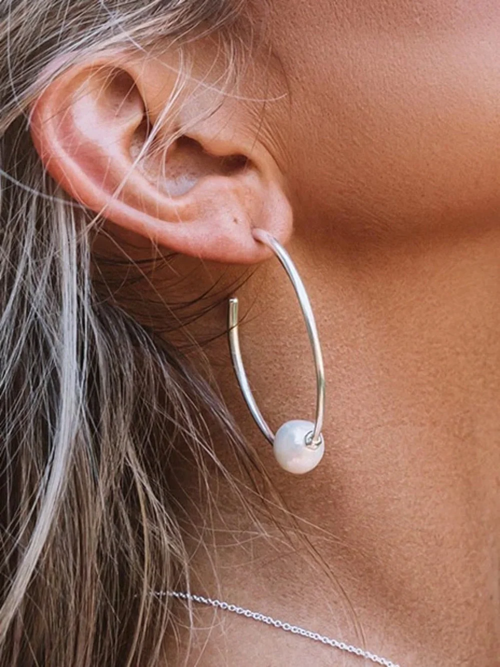 Kendra Scott Regina Silver Hoop Earrings with White Pearl Accent